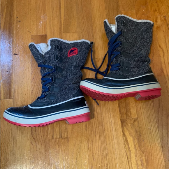 Sorel grey/black boots with red soles and blue laces size 6 - Picture 7 of 10